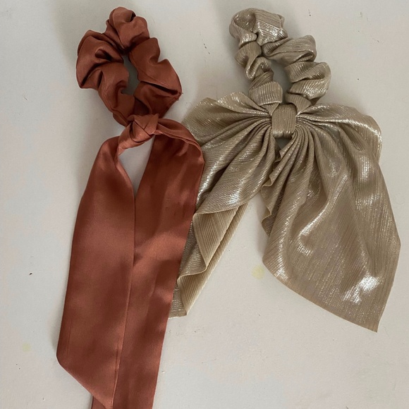 Two hair ties/hair bows - Picture 1 of 2